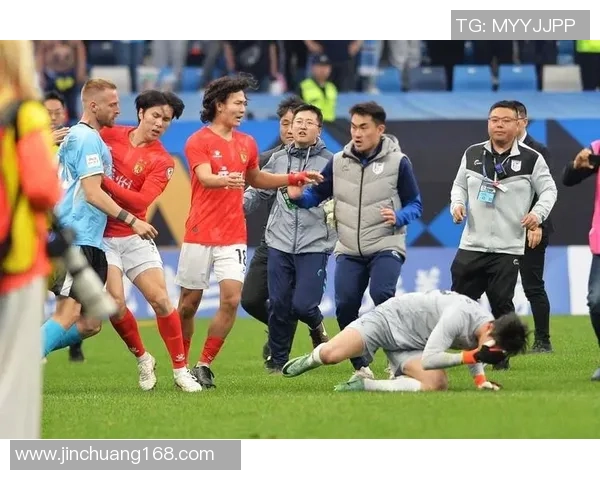 足球明星遭遇网络暴力恶搞图曝光引发热议 网友反思社交平台责任 足球明星遭遇网络暴力恶搞图曝光引发热议 网友反思社交平台责任